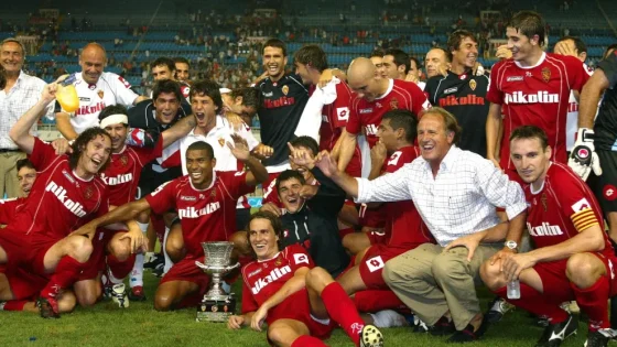 Real Zaragoza Players Posing With the Supercopa in 2004