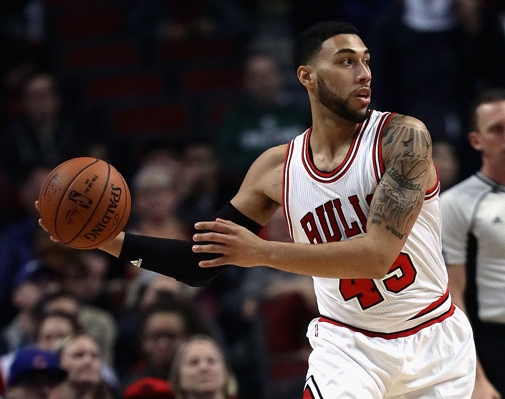 Denzel Valentine looks to pass.