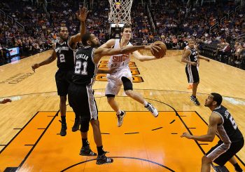 Tim Duncan (second from left) was a stud on defense vs. the Suns in the 2007 NBA playoffs.