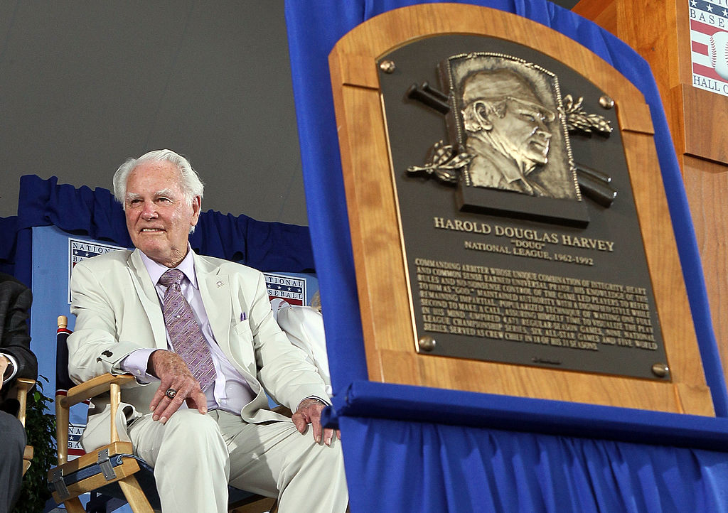 Doug Harvey is een van de weinige MLB umpires die de Hall of Fame maakt.Doug Harvey is een van de weinige Hall of Fame umpires. /Jim McIsaac / Getty Images