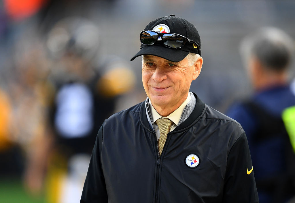 Besitzer Art Rooney ll der Pittsburgh Steelers schaut während eines Spiels zu