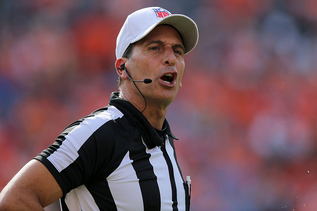 how-do-nfl-officials-communicate-on-the-field