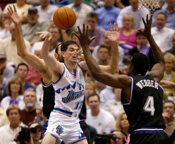 Chris Webber (R) of the Sacramento Kings tries to