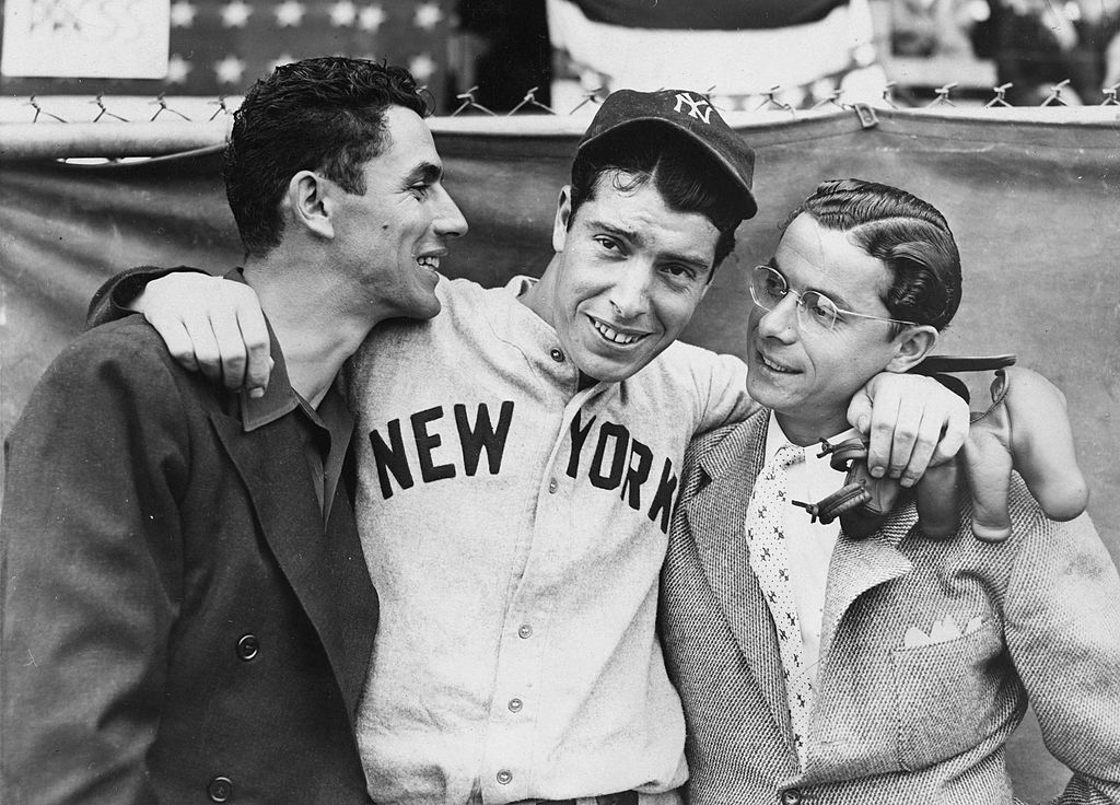 Rookie Joe DiMaggio (C) umarmt seine Brüder Vince (L) und Dom vor dem Beginn der World Series 1936