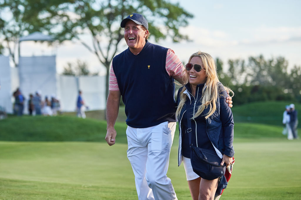 Phil Mickelson sonríe y camina con su esposa Amy en 2017