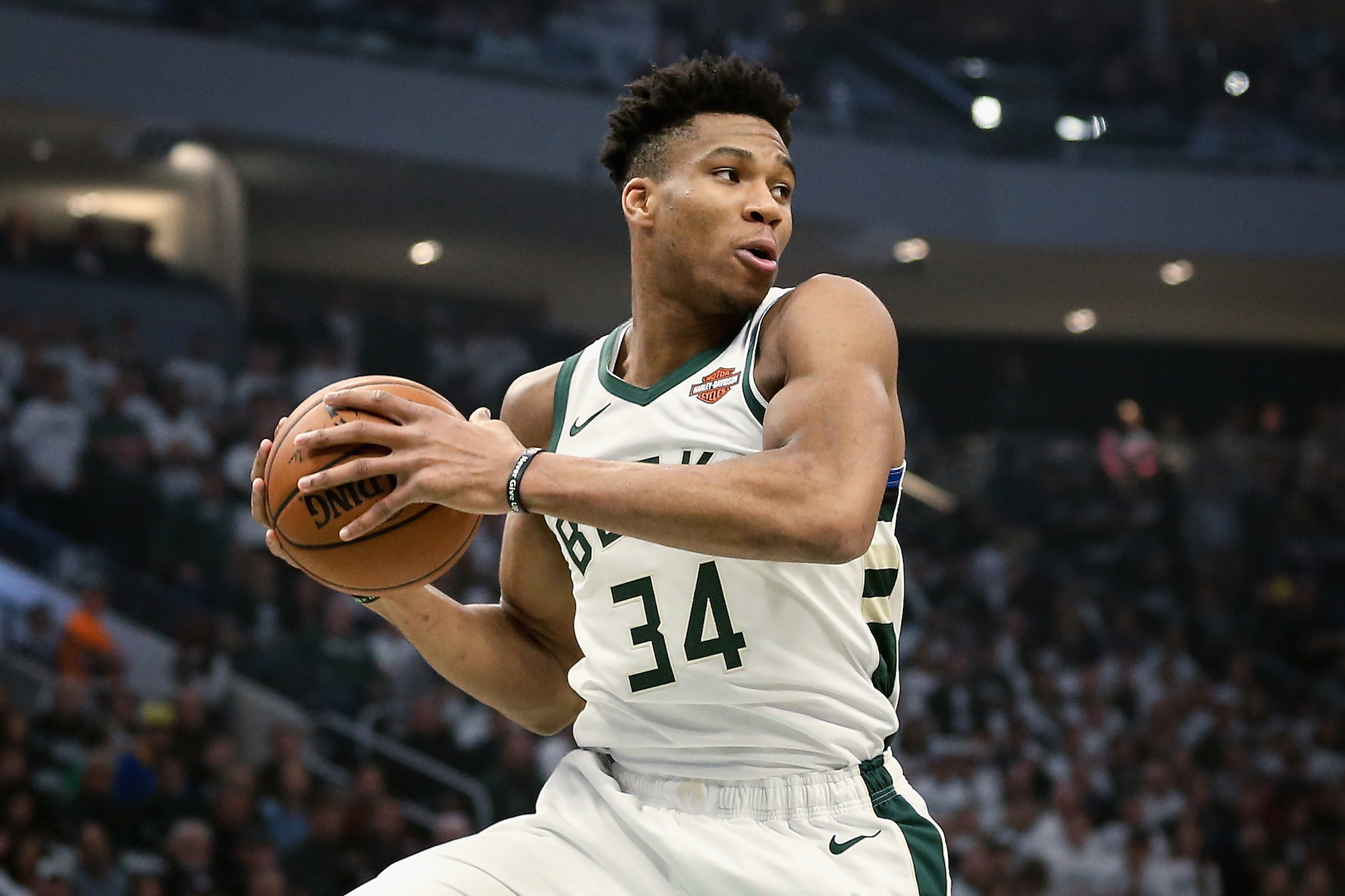 Giannis Antetokounmpo's Massive Hands Are a Key Part of His Freakish ...