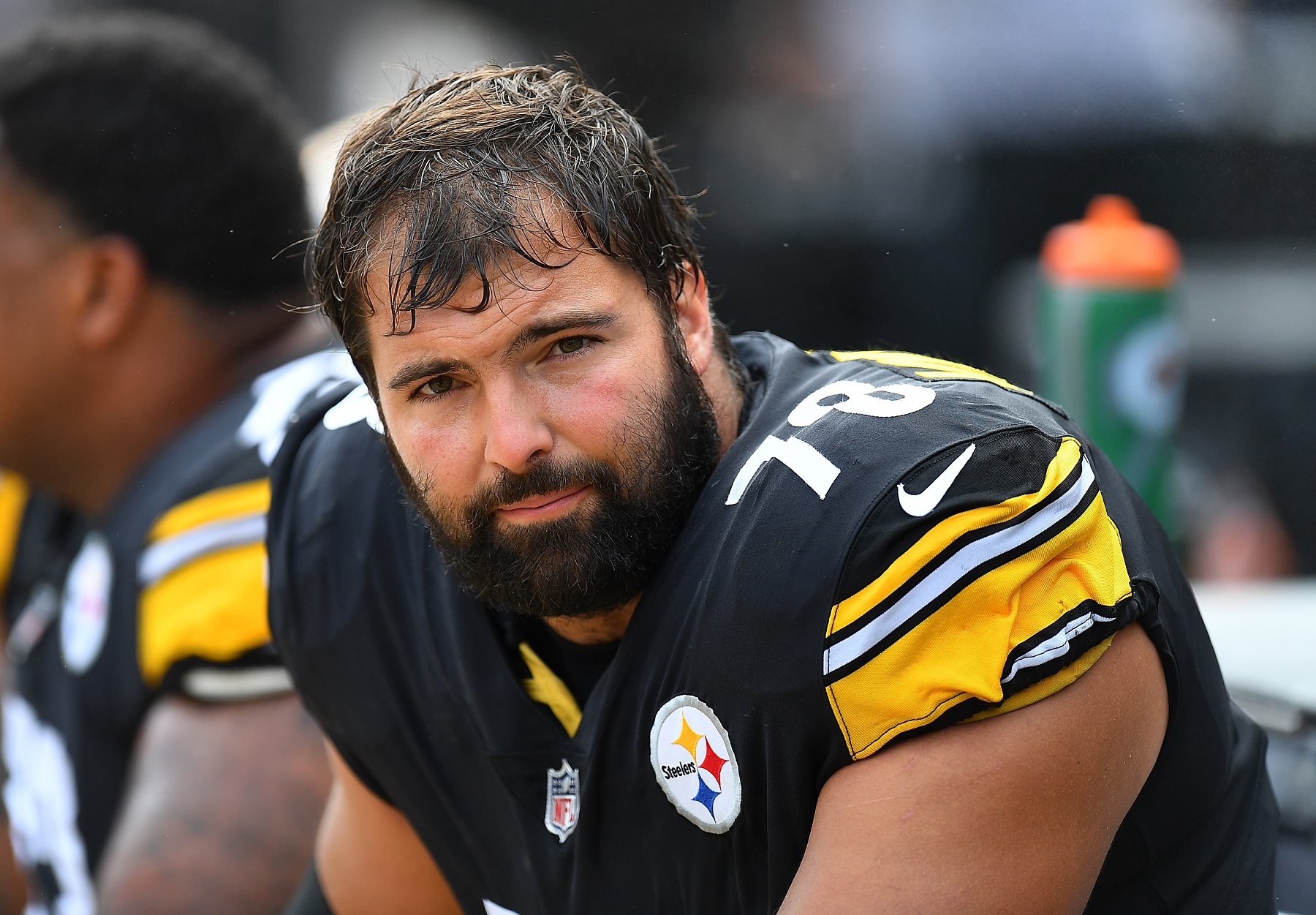 Steelers players stand for national anthem, hold banner before game vs.  Giants