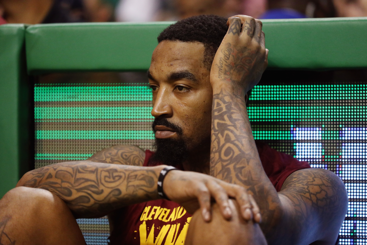 J.R. Smith espera para entrar en un partido