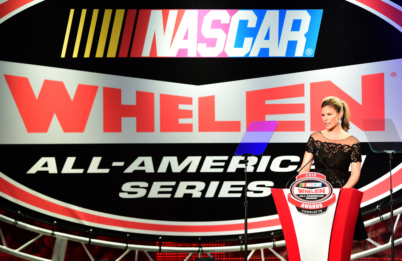 gennem hele sin karriere har Jamie Little åbnet døre for kvinder i NASCAR og i motorsport generelt. Hun fortsætter med at gøre det, også.Jamie Little taler på scenen under NASCAR All-American Series-priserne i Charlotte Convention Center Den Dec. 9, 2016. / Jared C. Tilton/NASCAR via Getty Images