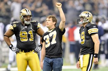 Drew Brees used a jump rope to win a free sushi dinner from Saints legend Steve Gleason.