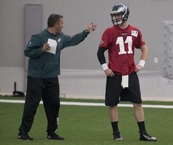 John DeFilippo and Carson Wentz chat at a Philadelphia Eagles practice