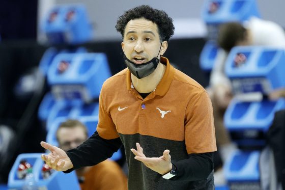 Texas Longhorns head coach Shaka Smart