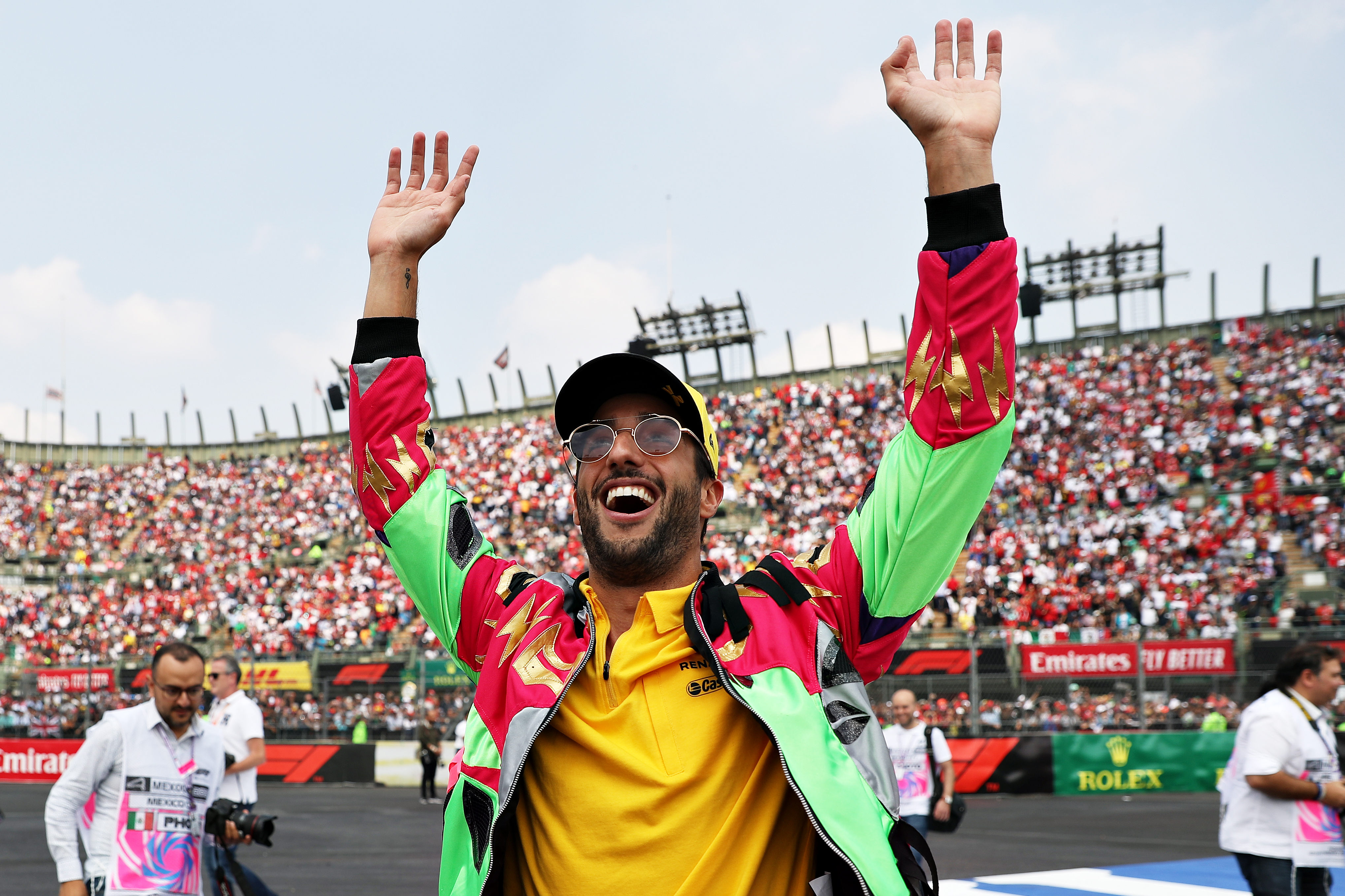 Daniel Ricciardo De Renault Sport F1 Salue La Foule De Formule 1 Lors Du Défilé Des Pilotes