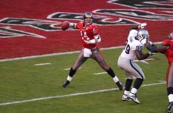 Brad Johnson throws a pass during Super Bowl 37.