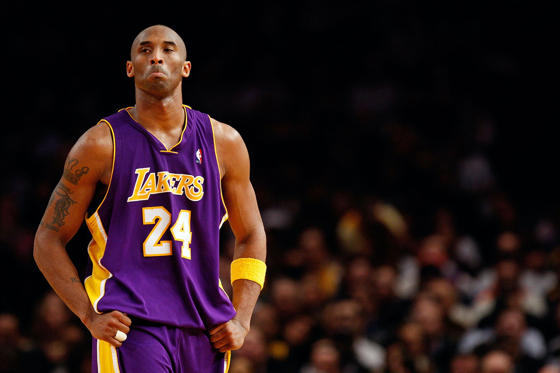 Kobe Bryant signs three-year extension with Lakers
