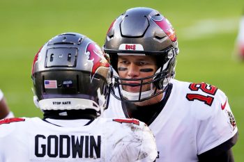 Tom Brady speaks to Buccaneers WR Chris Godwin during a game.