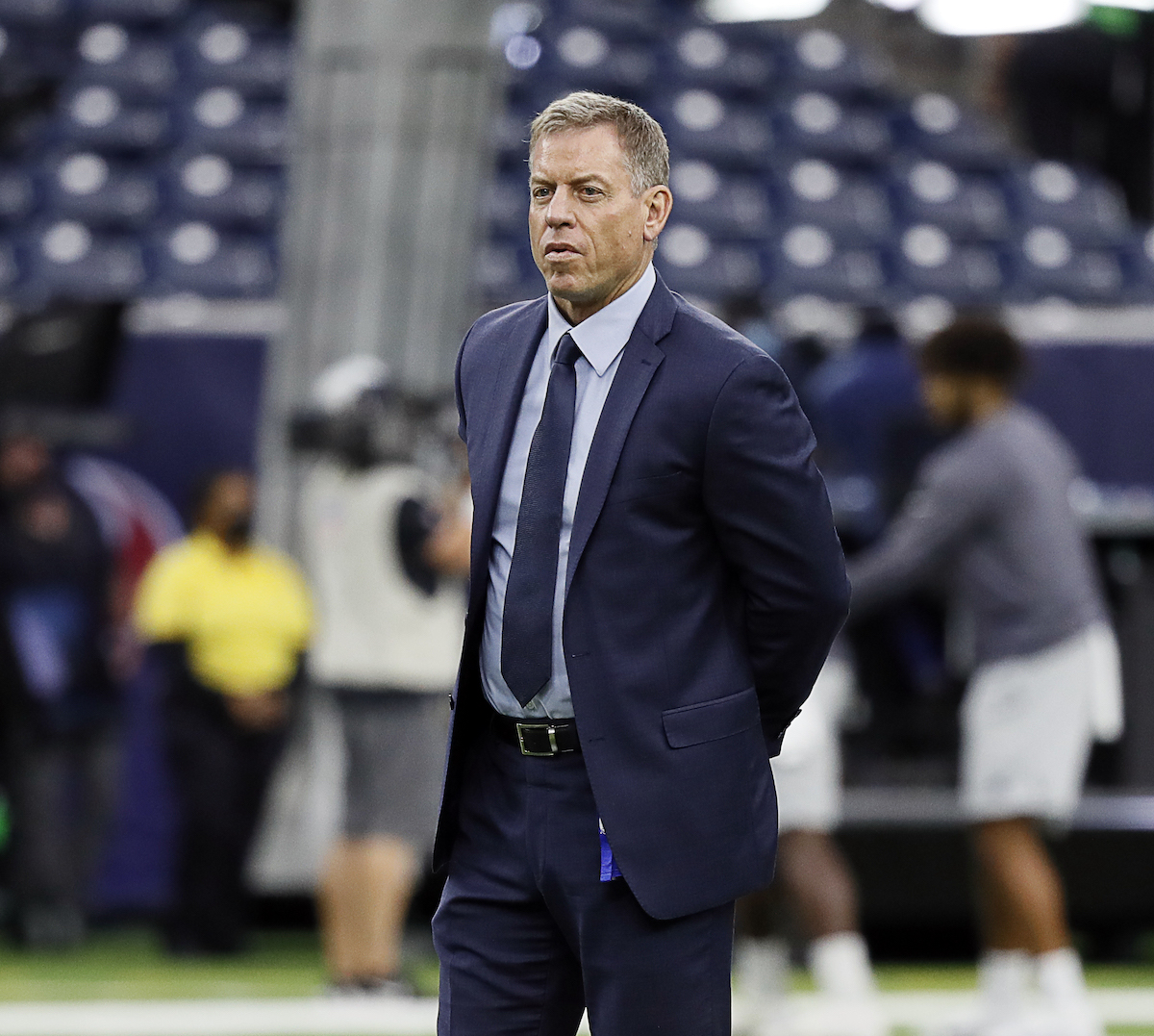 troy aikman alludes to his 7 5 million fox paycheck in response to thoughts on a dallas cowboys front office job