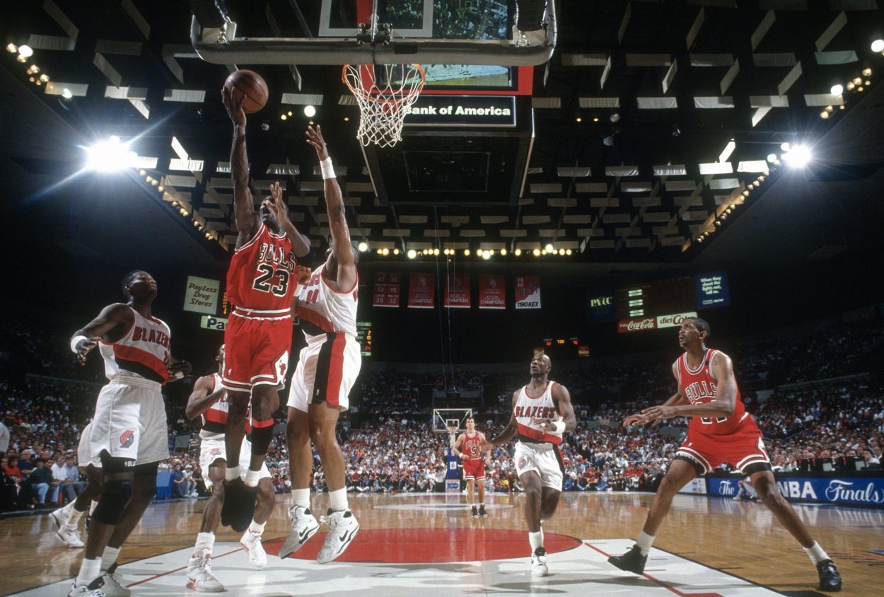 Chicago Bulls vs Portland Trail Blazers, 1992 NBA Finals  Baloncesto michael  jordan, Deportes baloncesto, Fotos de michael jordan