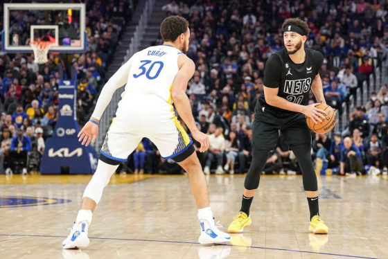 Seth Curry (R) and Stephen Curry (L) go head to head in January 2023.