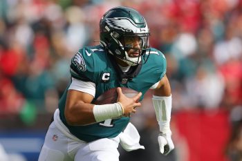 Jalen Hurts runs the ball against the Buccaneers.