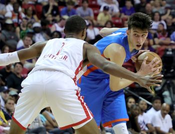 Jabari Smith guards Chet Holmgren.