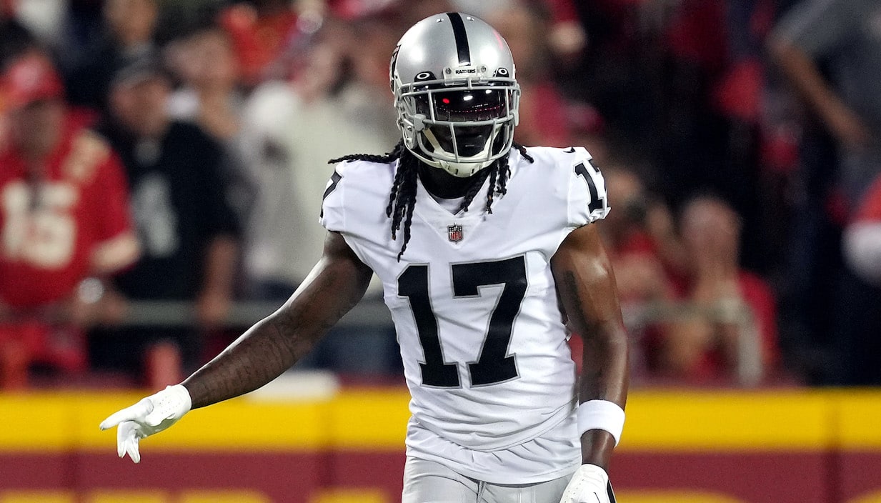 Raiders' Davante Adams shoves cameraman to ground after route-running gaffe  ends game