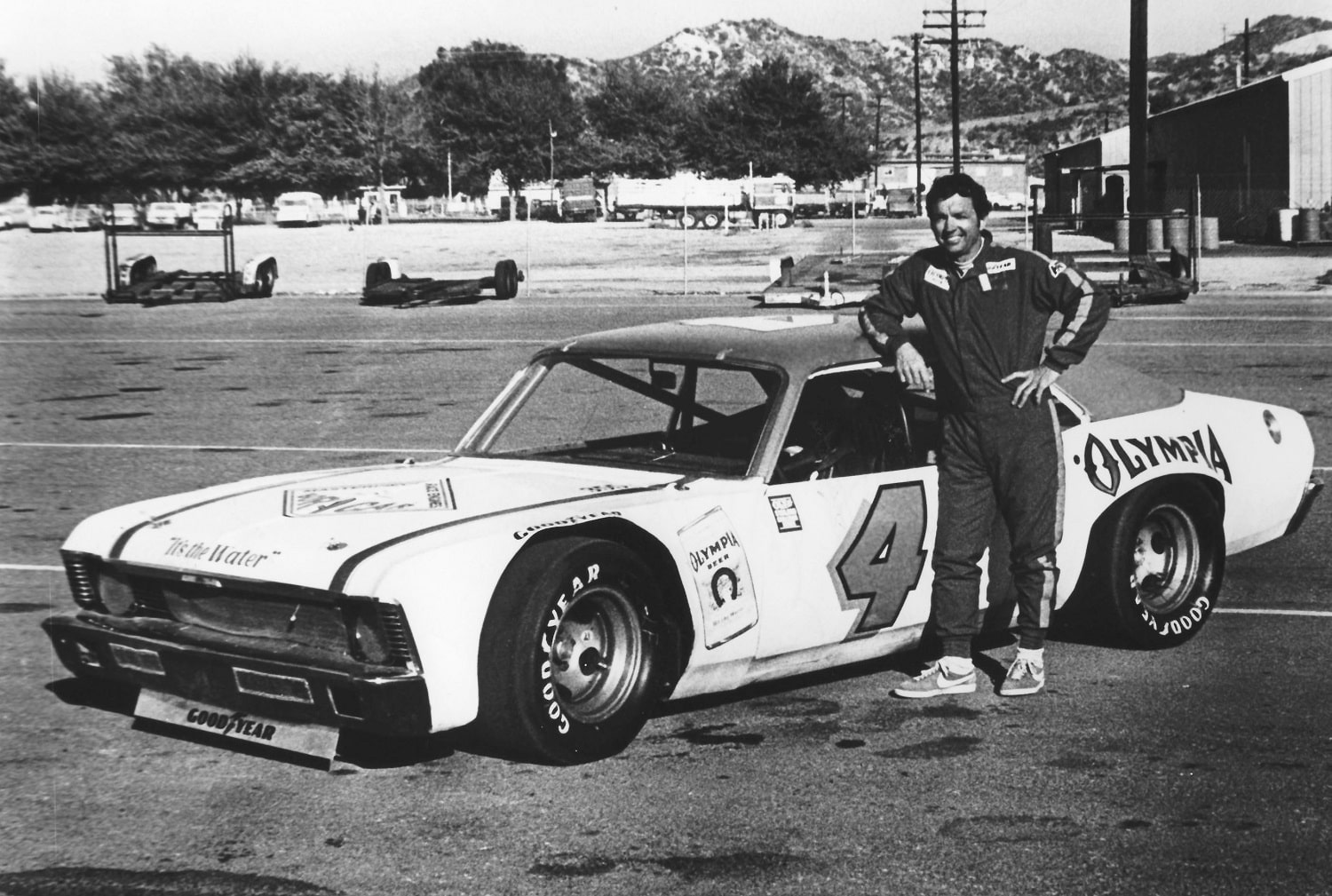 Hershel McGriff kebanyakan berlomba di Pantai Barat, di sini dengan mobil NASCAR Late Model Sportsman.  |  Arsip ISC/CQ-Roll Call Group melalui Getty Images