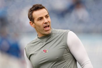 Kurt Warner warms up before a game.