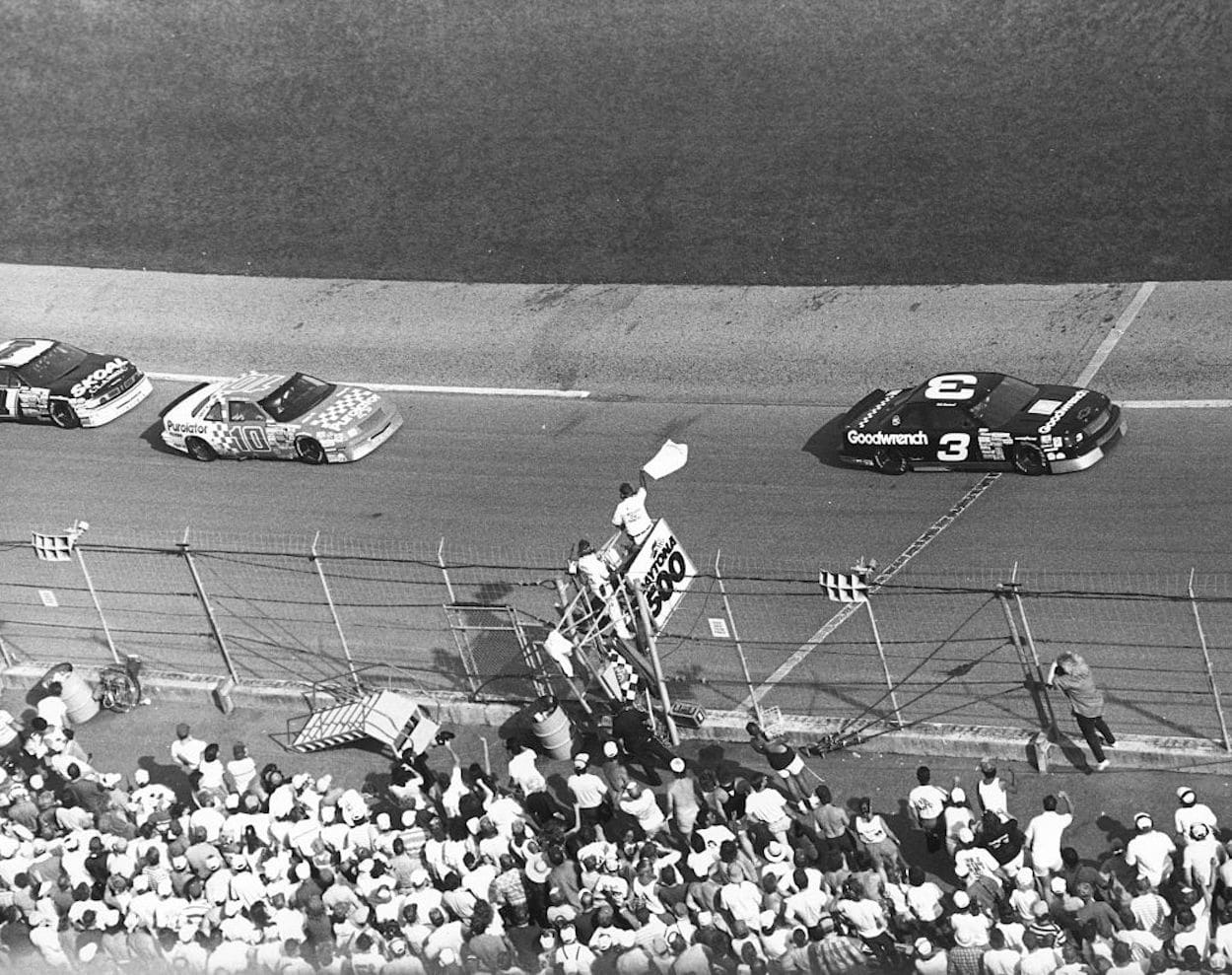 Dale Earnhardt (No. 3) leads the 1990 Daytona 500, but he couldn't secure the win.