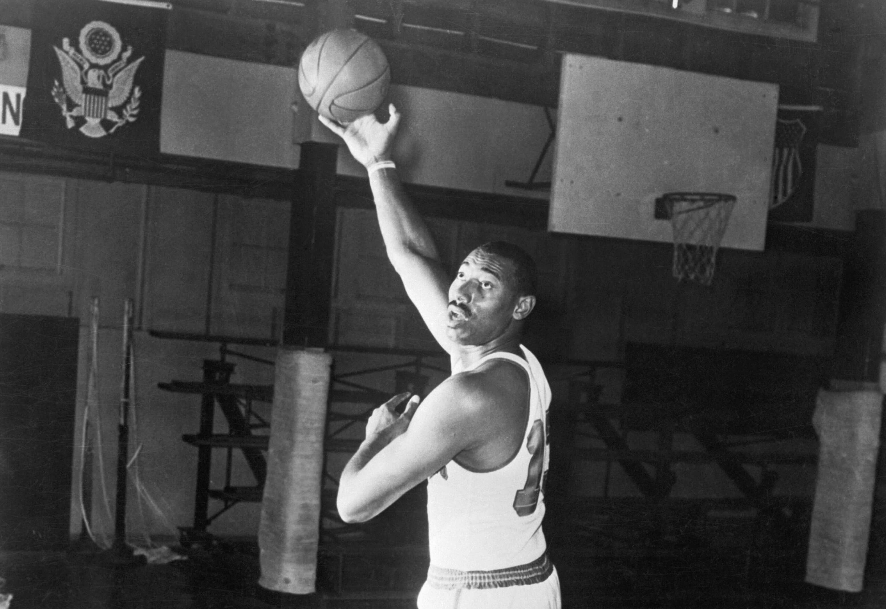 The day Wilt Chamberlain, NBA legend, died at 63 in 1999 – New York Daily  News