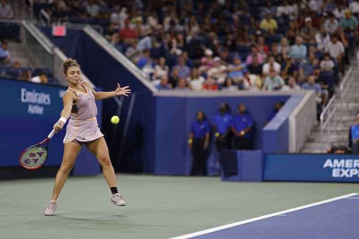 Jasmine Paolini (ITA) hits a forehand against Biance Andreescu.