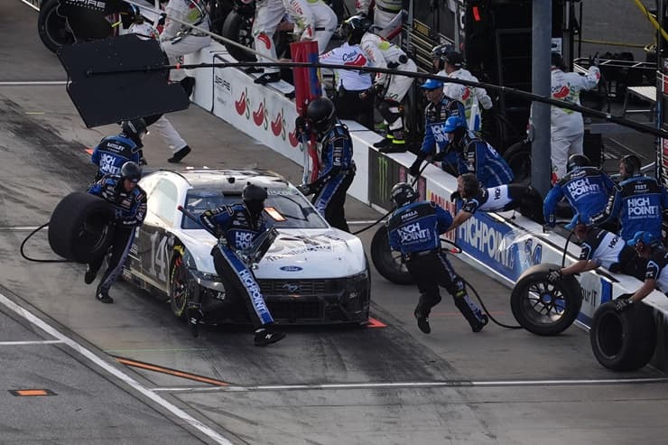 chase briscoe pit road at darlington (1)