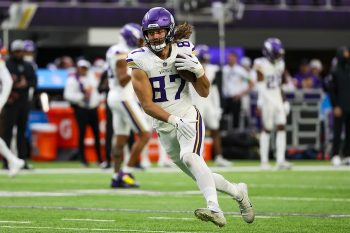 Minnesota Vikings tight end T.J. Hockenson (87).