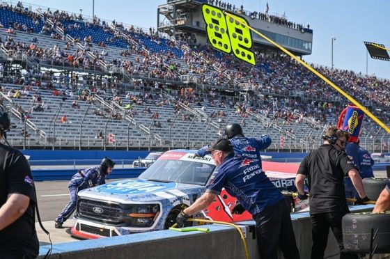 Truck Ty majeski pit stop (1)