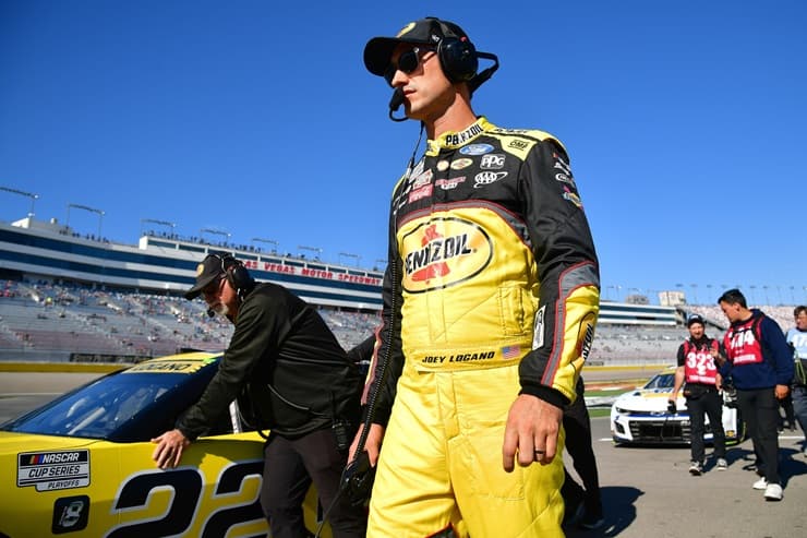 cup joey logano walking pit row lv (1)