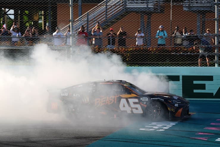 cup tyler reddick burnout at miami (1)