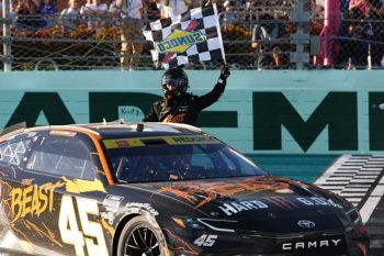 cup tyler reddick waves victory flag miami (1)