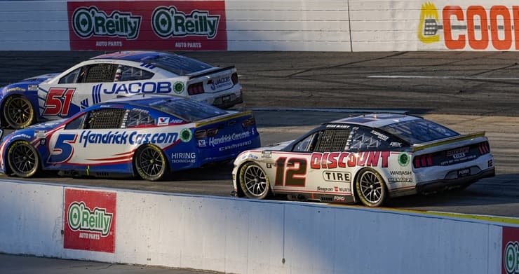 cup blaney larson race at martinsville (1)