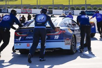 cup martin truex jr pole at martinsville (1)